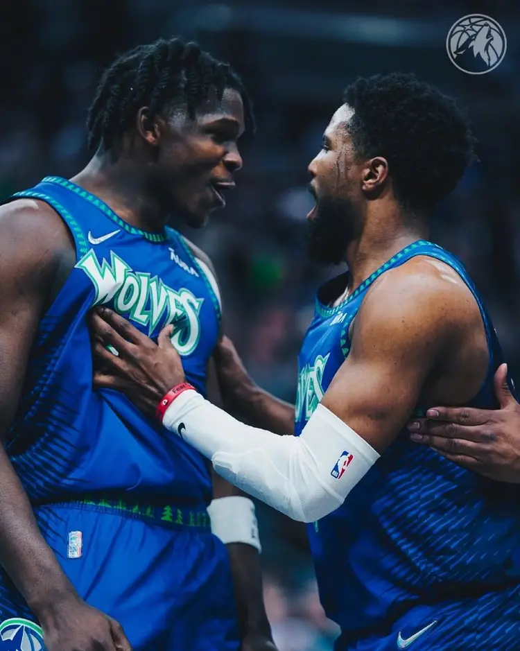 开云体育关于胶东朱雀队鏖战祁连战狼队，冰球大师赛读秒绝平，转换速度占优。客场静默反击的信息