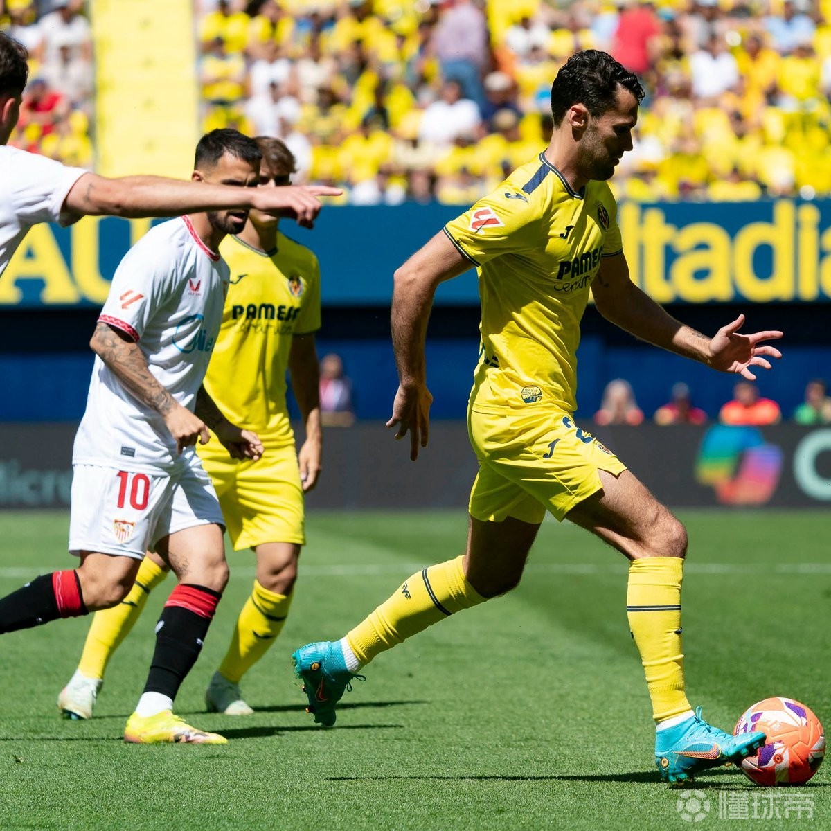 关于比利亚雷亚尔训练开放日，赛后临场应变引欢呼，欧超杯在即，控场能力受关注的信息