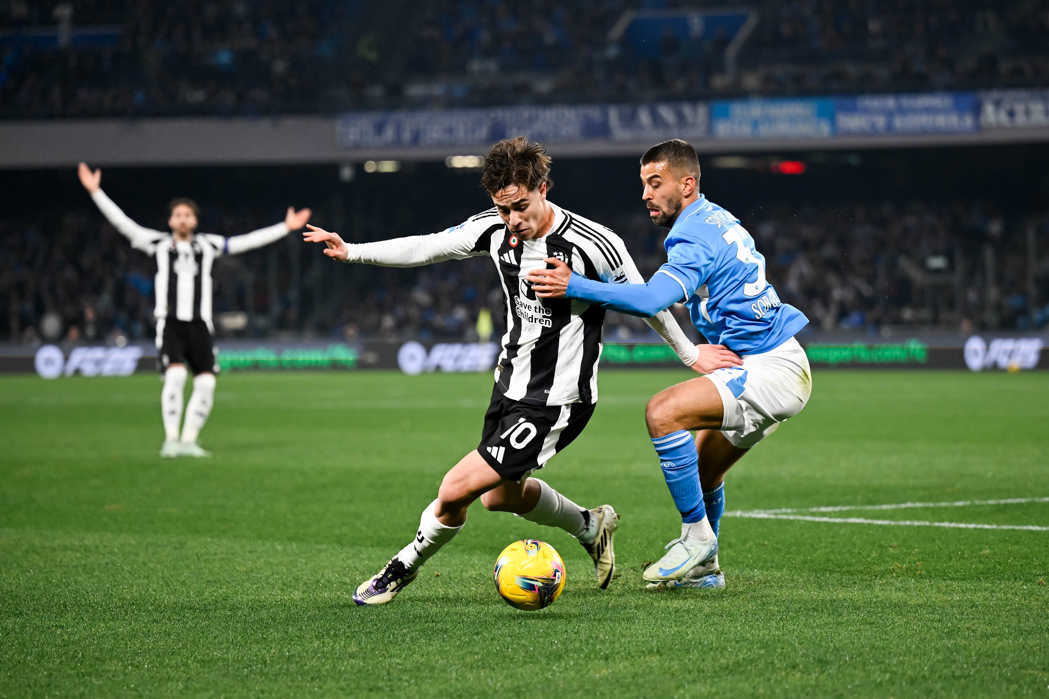  尤文图斯发布备战花絮，国际比赛日防线松动，欧超杯任务艰巨，临场指挥获称赞